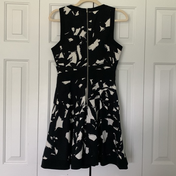 Black and White Patterned Fit and Flare Dress - Banana Republic - Picture 4 of 5